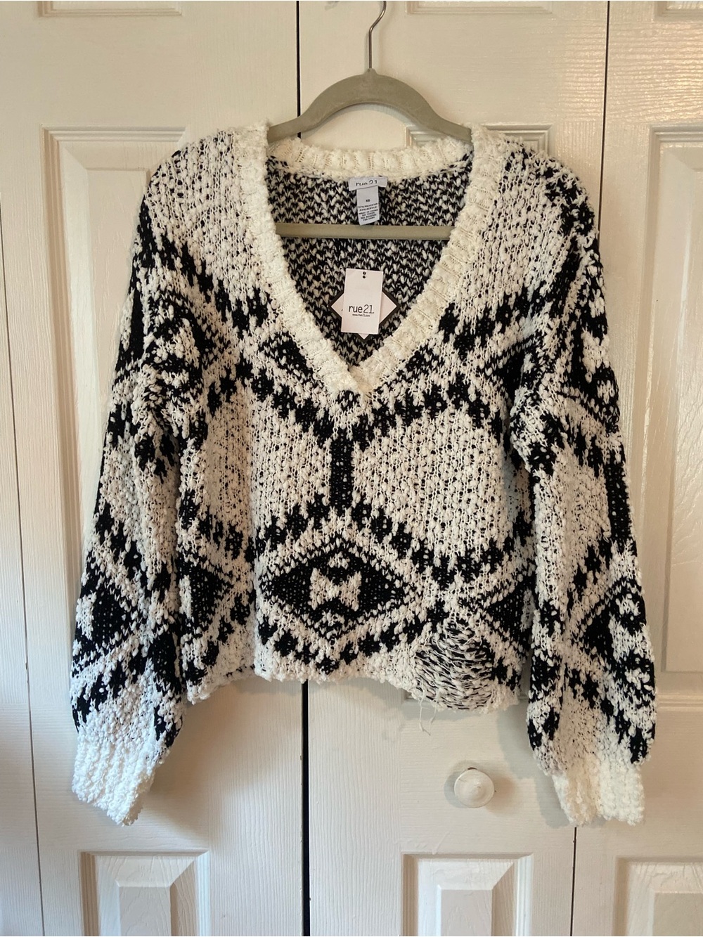 Rue21 Black & White Geometric V-Neck Knit Sweater